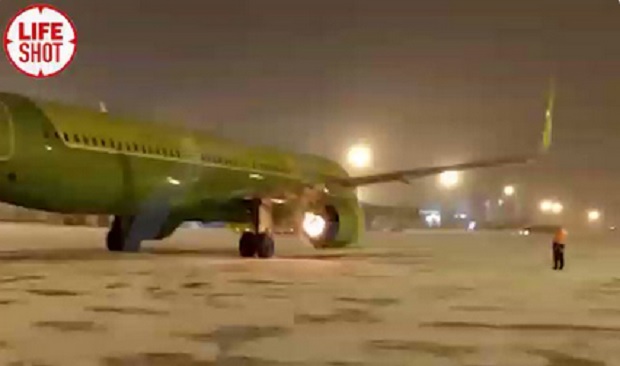 Инцидент на аеродрому: Запалио се мотор авиона са 200 путника (ВИДЕО)